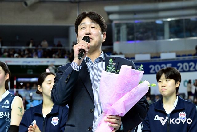 14일 오후 김천실내체육관에서 열린 '진에어 2025-2026 V-리그' 여자부 3라운드 한국도로공사와 IBK기업은행의 경기, 도로공사가 세트스코어 3:2로 승리하면서 3연승을 질주했다. 경기 후 김종민 도로공사 감독이 여자부 감독 최다승 신기록을 세운 소감을 전하고 있다. KOVO