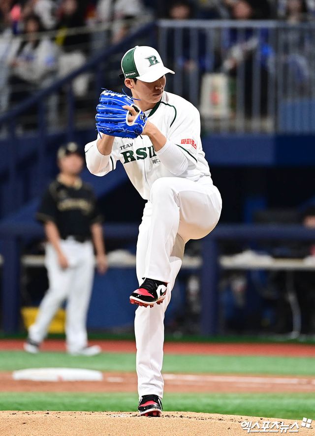 30일 오후 서울 구로구 고척스카이돔에서 열린 '더 제너레이션 매치' 팀 베테랑과 팀 라이징의 경기, 1회말 라이징 선발투수 김혜성이 역투하고 있다. 엑스포츠뉴스 DB