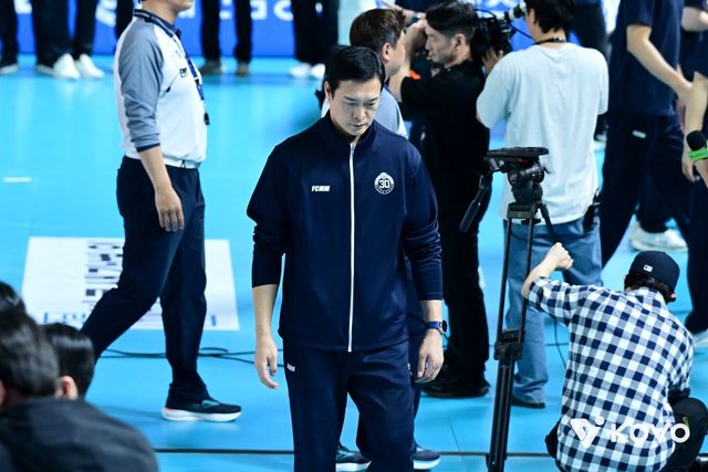 14일 오후 대전 충무체육관에서 열린 '진에어 2025-2026 V-리그' 남자부 3라운드 삼성화재와 우리카드의 경기, 삼성화재가 세트스코어 1:3으로 패배하면서 9연패에 빠졌다. 경기 후 김상우 삼성화재 감독이 아쉬워하고 있다. KOVO