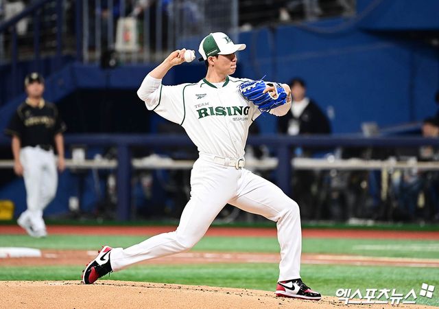 30일 오후 서울 구로구 고척스카이돔에서 열린 '더 제너레이션 매치' 팀 베테랑과 팀 라이징의 경기, 1회말 라이징 선발투수 김혜성이 역투하고 있다. 엑스포츠뉴스 DB