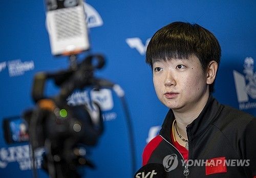 여자 탁구 세계 최강 중국의 쑨잉사가 왕추친과 호흡을 맞춰 지난 13일 홍콩의 홍콩 콜리세움에서 열린 WWT 홍콩 파이널스 2025 혼합복식 결승에 출전했다. 한국의 임종훈-신유빈 조에 게임 스코어 0-3(9-11 8-11 6-11)으로 무릎을 꿇으며 준우승에 머물렀다. 사진 연합뉴스