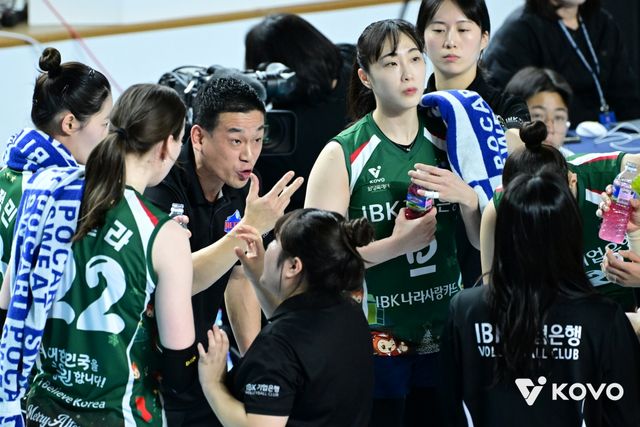 14일 오후 김천실내체육관에서 열린 '진에어 2025-2026 V-리그' 여자부 3라운드 한국도로공사와 IBK기업은행의 경기, 여오현 IBK기업은행 감독대행이 선수들에게 작전을 지시하고 있다. KOVO