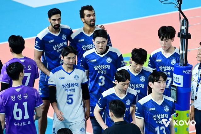 14일 오후 대전 충무체육관에서 열린 '진에어 2025-2026 V-리그' 남자부 3라운드 삼성화재와 우리카드의 경기, 삼성화재 선수들이 반대편 코트로 이동하고 있다. KOVO