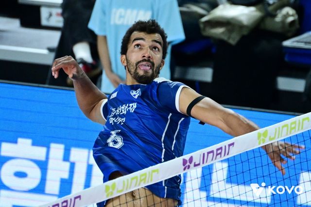 14일 오후 대전 충무체육관에서 열린 '진에어 2025-2026 V-리그' 남자부 3라운드 삼성화재와 우리카드의 경기, 삼성화재 아히가 공격을 시도하고 있다. KOVO