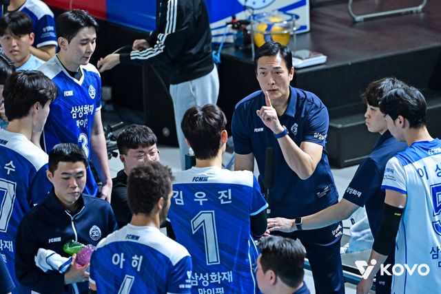 14일 오후 대전 충무체육관에서 열린 '진에어 2025-2026 V-리그' 남자부 3라운드 삼성화재와 우리카드의 경기, 김상우 삼성화재 감독이 선수들에게 작전을 지시하고 있다. KOVO