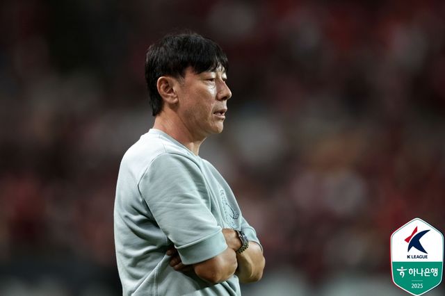 신태용이 정승현의 뺨을 때렸다고 간주되는 영상을 14일 중앙일보가 공개했다. 축구팬들은&nbsp;다양한 반응을 보이는 중이다. 일부 축구 팬들은 친근함의 표시라도 가장 중요한 건 당사자인 정승현의 심정이라고 주장했다. 때리는 강도를 떠나 맞는 사람인 정승현이 불쾌감을 느꼈다면, 이는 폭행으로 봐야 한다며 정승현의 손을 들어줬다. 몇몇 팬은 외국 선수들과 감독들의 비슷한 장면을 근거로 폭행으로 보기 어렵다고 반박하기도 했다. 한국프로축구연맹