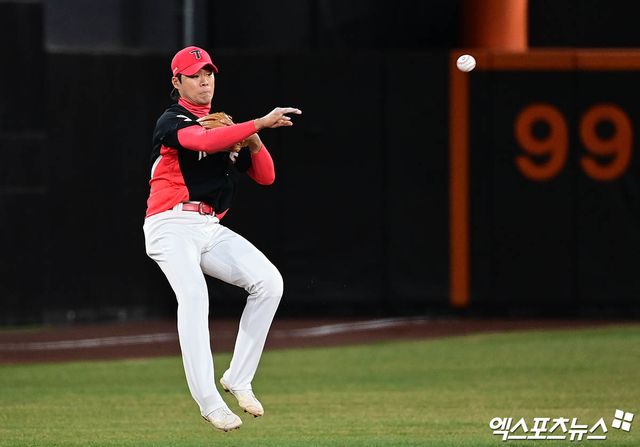 28일 오후 대전한화생명볼파크에서 열린 '2025 신한 SOL Bank KBO리그' 한화 이글스와 KIA 타이거즈의 경기, 3회말 무사 1루 한화 심우준의 내야 땅볼 때 KIA 김규성이 타구를 잡아 2루로 송구하고 있다. 엑스포츠뉴스 DB