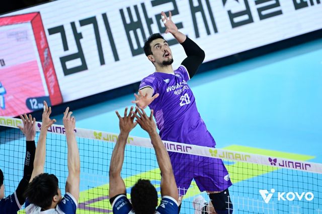 14일 오후 대전 충무체육관에서 열린 '진에어 2025-2026 V-리그' 남자부 3라운드 삼성화재와 우리카드의 경기, 우리카드 아라우조가 공격을 시도하고 있다. KOVO