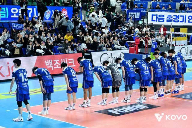 14일 오후 대전 충무체육관에서 열린 '진에어 2025-2026 V-리그' 남자부 3라운드 삼성화재와 우리카드의 경기, 삼성화재가 세트스코어 1:3으로 패배하면서 9연패에 빠졌다. 경기 후 삼성화재 선수들이 관중석을 향해 인사하고 있다. KOVO
