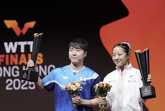 한국 탁구의 혼합복식 간판 조합인 임종훈-신유빈 조가 '세계 최강' 중국의 두 조를 하루 사이에 연파하고 2025년 '왕중왕전' 성격인 월드테이블테니스(WTT) 파이널스 홍콩 2025 우승을 차지했다. 임종훈-신유빈 조는 13일 홍콩에서 열린 대회 혼합복식 결승에서 파리 올림픽과 올해 카타르 도하 세계선수권대회 금메달을 연달아 차지한 왕추친-쑨잉사 조를 게임스코어 3-0으로 완파하고 우승했다. 둘은 우승 뒤 부상 투혼을 발휘한 쑨잉사, 끝까지 최선을 다한 왕추친을 칭찬해 중국 관중의 많은 박수를 받았다. 연합뉴스