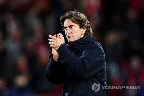 과거 토트넘 홋스퍼 구단주였던 앨런 슈거가 성적 부진에 빠진 토마스 프랑크 감독 대신 위르겐 클롭 전 리버풀 감독을 데려오라는 황당한 주장을 펼쳤다. 이에 토트넘 팬들은 냉소적인 반응을 보이고 있다. 연합뉴스