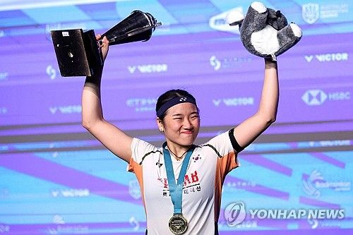 안세영은 15일(한국시간) 중국 항저우에서 열린 BWF 갈라 어워즈에서 2025년 올해의 여자 선수로 선정됐다. 2023, 2024년에 이은 3연패다. 지금까지 BWF 올해의 선수 3연패는 '배드민턴 전설'로 불리는 남자 단식의 린단(중국, 2006~2008년)과 리총웨이(말레이시아, 2009~2011년) 단 두 명만이 보유한 기록이었다. 안세영은 리총웨이 이후 14년 만이자, 여자 선수로는 역대 최초로 이 대기록의 주인공이 됐다. 안세영은 올해 슈퍼 1000 3개 대회(말레이시아 오픈, 전영 오픈, 인도네시아 오픈)와 슈퍼 750 5개 대회(인도 오픈, 일본 오픈, 중국 마스터스, 덴마크 오픈, 프랑스 오픈) 등 세계랭킹 1~15위 선수들의 의무 출전 대회 10개 대회 중 8개 대회에서 결승에 올라 모두 이겼다. 슈퍼 500 호주 오픈, 슈퍼 300 오를레앙 마스터스에서도 우승했다. 연합뉴스