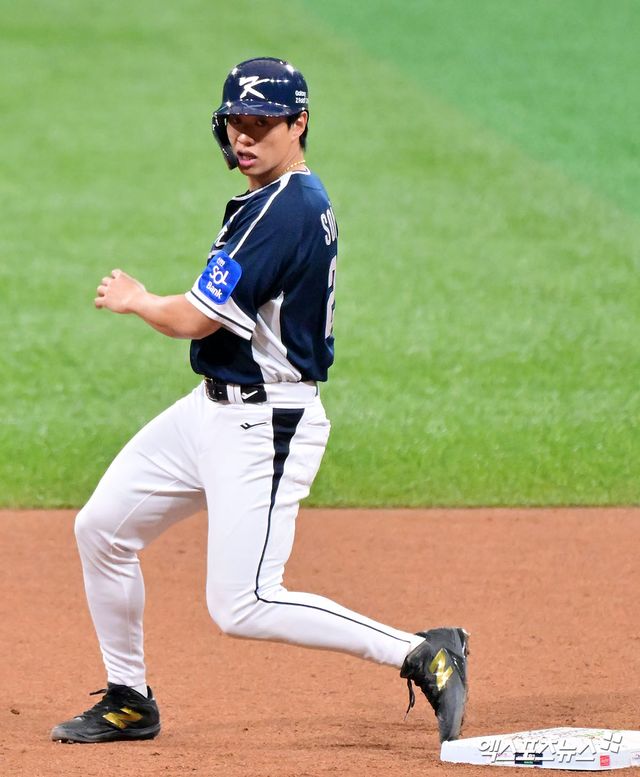 9일 오후 서울 구로구 고척스카이돔에서 열린 '2025 NAVER K-BASEBALL SERIES' 대한민국과 체코의 평가전 경기, 3회초 1사 1,3루 대한민국 송성문이 2루 도루에 성공하고 있다. 엑스포츠뉴스 DB
