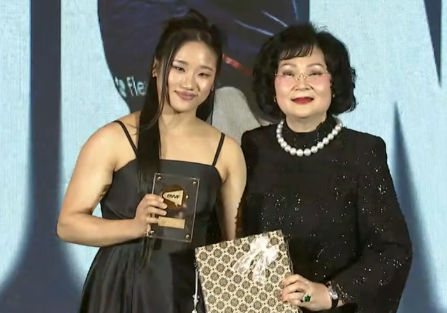 안세영은 15일(한국시간) 중국 항저우에서 열린 BWF 갈라 어워즈에서 2025년 올해의 여자 선수로 선정됐다. 2023, 2024년에 이은 3연패다. 지금까지 BWF 올해의 선수 3연패는 '배드민턴 전설'로 불리는 남자 단식의 린단(중국, 2006~2008년)과 리총웨이(말레이시아, 2009~2011년) 단 두 명만이 보유한 기록이었다. 안세영은 리총웨이 이후 14년 만이자, 여자 선수로는 역대 최초로 이 대기록의 주인공이 됐다. 안세영은 올해 슈퍼 1000 3개 대회(말레이시아 오픈, 전영 오픈, 인도네시아 오픈)와 슈퍼 750 5개 대회(인도 오픈, 일본 오픈, 중국 마스터스, 덴마크 오픈, 프랑스 오픈) 등 세계랭킹 1~15위 선수들의 의무 출전 대회 10개 대회 중 8개 대회에서 결승에 올라 모두 이겼다. 슈퍼 500 호주 오픈, 슈퍼 300 오를레앙 마스터스에서도 우승했다. BWF 유튜브