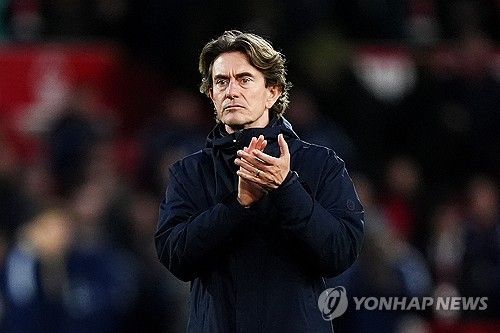 과거 토트넘 홋스퍼 구단주였던 앨런 슈거가 성적 부진에 빠진 토마스 프랑크 감독 대신 위르겐 클롭 전 리버풀 감독을 데려오라는 황당한 주장을 펼쳤다. 이에 토트넘 팬들은 냉소적인 반응을 보이고 있다. 연합뉴스