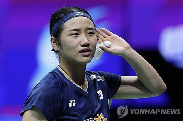 안세영은 15일(한국시간) 중국 항저우에서 열린 BWF 갈라 어워즈에서 2025년 올해의 여자 선수로 선정됐다. 2023, 2024년에 이은 3연패다. 지금까지 BWF 올해의 선수 3연패는 '배드민턴 전설'로 불리는 남자 단식의 린단(중국, 2006~2008년)과 리총웨이(말레이시아, 2009~2011년) 단 두 명만이 보유한 기록이었다. 안세영은 리총웨이 이후 14년 만이자, 여자 선수로는 역대 최초로 이 대기록의 주인공이 됐다. 안세영은 올해 슈퍼 1000 3개 대회(말레이시아 오픈, 전영 오픈, 인도네시아 오픈)와 슈퍼 750 5개 대회(인도 오픈, 일본 오픈, 중국 마스터스, 덴마크 오픈, 프랑스 오픈) 등 세계랭킹 1~15위 선수들의 의무 출전 대회 10개 대회 중 8개 대회에서 결승에 올라 모두 이겼다. 슈퍼 500 호주 오픈, 슈퍼 300 오를레앙 마스터스에서도 우승했다. 연합뉴스