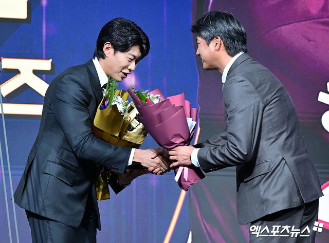 9일 오후 서울 송파구 잠실 롯데호텔 월드에서 열린 2025 신한은행 SOL 뱅크 '2025 KBO 골든글러브' 시상식, 키움 송성문이 3루수 부문 골든글러브를 수상했다. 3루수 부문 골든글러브를 수상한 키움 송성문이 설종진 감독에게 축하를 받고 있다. 엑스포츠뉴스 DB