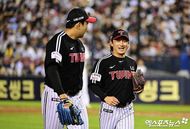 지난 9월 10일 오후 서울 송파구 잠실야구장에서 열린 '2025 신한 SOL Bank KBO리그' LG 트윈스와 두산 베어스의 경기, 7회말 종료 후 LG 선발투수 손주영이 더그아웃으로 향하며 신민재의 격려를 받고 있다. 엑스포츠뉴스 DB