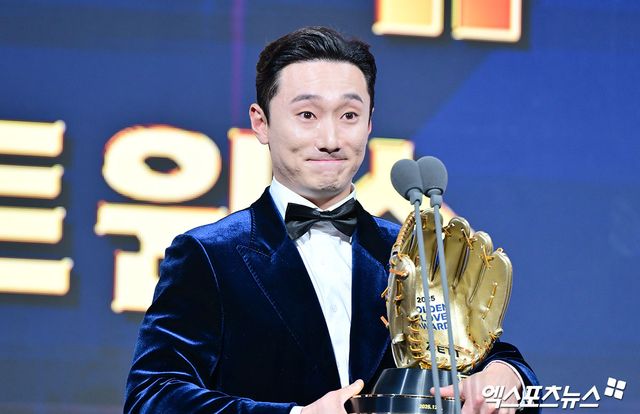 지난 9일 오후 서울 송파구 잠실 롯데호텔 월드에서 열린 2025 신한은행 SOL 뱅크 '2025 KBO 골든글러브' 시상식, LG 신민재가 2루수 부문 골든글러브를 수상했다. LG 신민재가 소감을 말하고 있다. 엑스포츠뉴스 DB