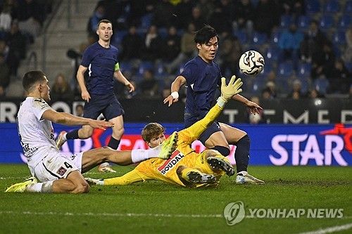 국가대표 스트라이커 오현규(KRC헹크)가 시즌 10호골로 절체절명의 위기에 빠진 팀을 구해냈다. 패색이 짙던 후반 추가시간 기적 같은 동점골을 터뜨리며 특급 해결사로 나선 오현규는 두 시즌 연속 유럽 무대 두 자릿수 득점을 달성했다. 연합뉴스