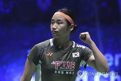 안세영은 지난 15일 중국 항저우에서 열린 2025 BWF 갈라 어워즈에서 올해의 여자 선수로 뽑혔다. 아울러 동료 선수들이 직접 뽑는 플레이어스 플레이어 오브 더 이어(Player’s Player of the Year)까지 수상에 성공하면서 2관왕에 올랐다. 안세영이 수상에 성공하자 중국 매체 넷이즈는 안세영의 비인간적인 안정성과 파워를 주목하면서 안세영이 배드민턴 여자 단식의 새로운 지평을 열고 있다며 극찬을 쏟아냈다. 연합뉴스