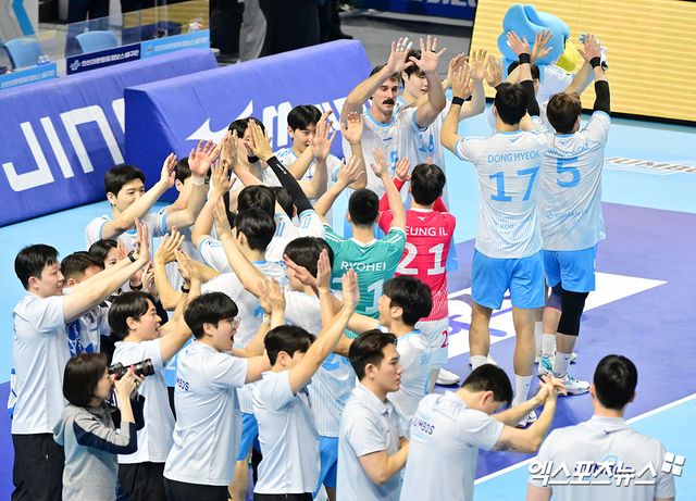 16일 오후 인천 계양체육관에서 열린 '진에어 2025-2026 V-리그' 대한항공과 현대캐피탈의 경기, 대한항공이 현대캐피탈에 세트스코어 3:0(29-27, 27-25, 25-23)으로 승리했다. 이날 경기에서 승리한 대한항공 선수들이 기뻐하고 있다. 인천, 김한준 기자