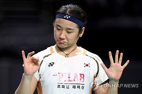 안세영은 지난 15일 중국 항저우에서 열린 2025 BWF 갈라 어워즈에서 올해의 여자 선수로 뽑혔다. 아울러 동료 선수들이 직접 뽑는 플레이어스 플레이어 오브 더 이어(Player’s Player of the Year)까지 수상에 성공하면서 2관왕에 올랐다. 안세영이 수상에 성공하자 중국 매체 넷이즈는 안세영의 비인간적인 안정성과 파워를 주목하면서 안세영이 배드민턴 여자 단식의 새로운 지평을 열고 있다며 극찬을 쏟아냈다. 연합뉴스