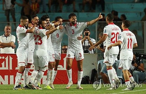 아랍 매체 카페스포츠는 15일(한국시간) 튀니지와 대한민국 간의 친선 경기를 멕시코에서 개최하는 것에 대한 예비 합의가 이뤄졌다고 보도했다. 홍명보 감독이 이끄는 대한민국 축구 국가대표팀은 내녀 3월 A매치 일정 때 유럽 원정을 떠나 오스트리아와 평가전을 치르는 게 사실상 확정 됐다. 이로 인해 멕시코에서 열리는 튀니지와의 평가전은 6월에 펼쳐질 가능성이 높다. 연합뉴스