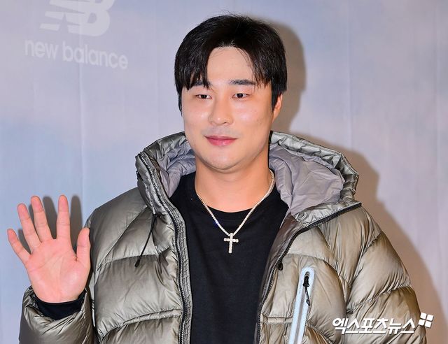 코리안리거 김하성이 원소속팀 애틀랜타 브레이브스와 1년 2000만 달러(약 294억 5000만원) 규모 계약을 체결했다. 계약이 체결된 후 애틀랜타 브레이브스의 알렉스 앤소풀로스 단장은 김하성이 다음 시즌 샌디에이고 파드리스 시절의 모습을 되찾아 더 좋은 계약을 맺을 수 있을 것으로 기대했다. 엑스포츠뉴스DB