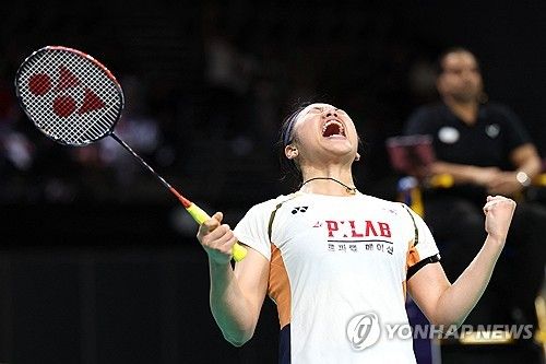 안세영은 지난 15일 중국 항저우에서 열린 2025 BWF 갈라 어워즈에서 올해의 여자 선수로 뽑혔다. 아울러 동료 선수들이 직접 뽑는 플레이어스 플레이어 오브 더 이어(Player’s Player of the Year)까지 수상에 성공하면서 2관왕에 올랐다. 안세영이 수상에 성공하자 중국 매체 넷이즈는 안세영의 비인간적인 안정성과 파워를 주목하면서 안세영이 배드민턴 여자 단식의 새로운 지평을 열고 있다며 극찬을 쏟아냈다. 연합뉴스