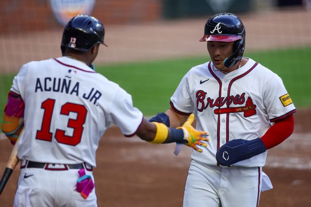 글로벌 스포츠 매체 디 애슬레틱은 16일(한국시간) 김하성이 1년 2000만 달러(약 294억원) 규모의 계약으로 애틀랜타 브레이브스와 재결합했다고 보도했다. 앞서 매체는 지난달 4일 김하성을 FA 선수 랭킹 29위에 놓으면서 그가 3년 5000만 달러(약 737억원) 규모의 계약도 가능할 것으로 평가했다. 김하성이 예상을 깨고 애틀랜타와 1년 2000만 달러 계약을 맺아 언론은 양 측 모두에게 좋은 선택지가 될 것으로 평가했다. 연합뉴스