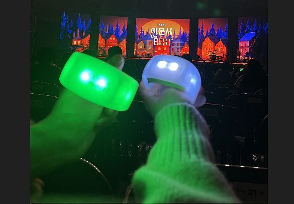 응원봉은 단순한 조명이 아닌, 가수와 관객이 함께 호흡하며 공연을 완성하는 핵심 매개체였다.