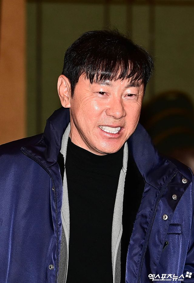 신태용 전 울산HD 감독이 정승현의 뺨을 때린 사건을 두고 스포츠윤리센터가 조사에 착수했다. 16일 MBC 보도에 따르면 대한축구협회(KFA)는 해당 사안과 관련해 스포츠윤리센터에도 진정이 접수돼 절차가 진행 중이라고 밝혔다. 울산 구단도 대한축구협회로부터 받은 공문을 15일 회신했다며 회신을 통해 그간 파악한 사실들과 선수 보호를 위해 취했던 조치들을 성실하게 설명했다고 밝혔다. 엑스포츠뉴스DB