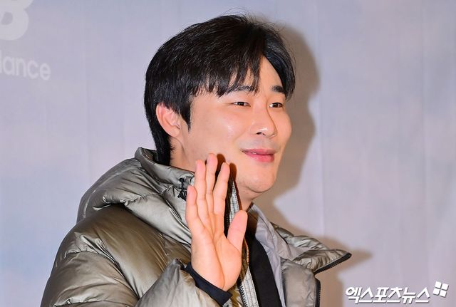 글로벌 스포츠 매체 디 애슬레틱은 16일(한국시간) 김하성이 1년 2000만 달러(약 294억원) 규모의 계약으로 애틀랜타 브레이브스와 재결합했다고 보도했다. 앞서 매체는 지난달 4일 김하성을 FA 선수 랭킹 29위에 놓으면서 그가 3년 5000만 달러(약 737억원) 규모의 계약도 가능할 것으로 평가했다. 김하성이 예상을 깨고 애틀랜타와 1년 2000만 달러 계약을 맺아 언론은 양 측 모두에게 좋은 선택지가 될 것으로 평가했다. 엑스포츠뉴스DB