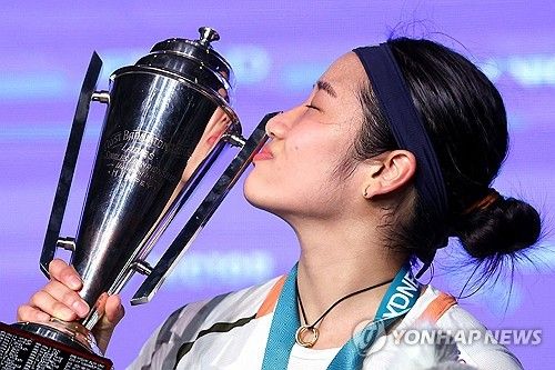 안세영(삼성생명·세계 1위)은 16일(한국시간) 세계배드민턴연맹(BWF)에서 발표한 여자 단식 세계랭킹에서 다시 한번 1위 자리를 지키면서 랭킹 1위 누적 주 수를 124주로 늘렸다. 이로 인해 여자 단식 세계 1위 최장 유지 기록에서 중국의 리쉐루이와 함께 공동 4위에 올랐다. 앞서 안세영은 15일 중국 항저우에서 BWF 갈라 어워즈에서 2025년 올해의 선수상을 수상해 여자 선수로 최초로 3년 연속 수상에 성공하면서 새 역사를 썼고 이후 세계 1위 최장 기간 공동 4위에 오르는 겹경사를 맞이했다. 연합뉴스