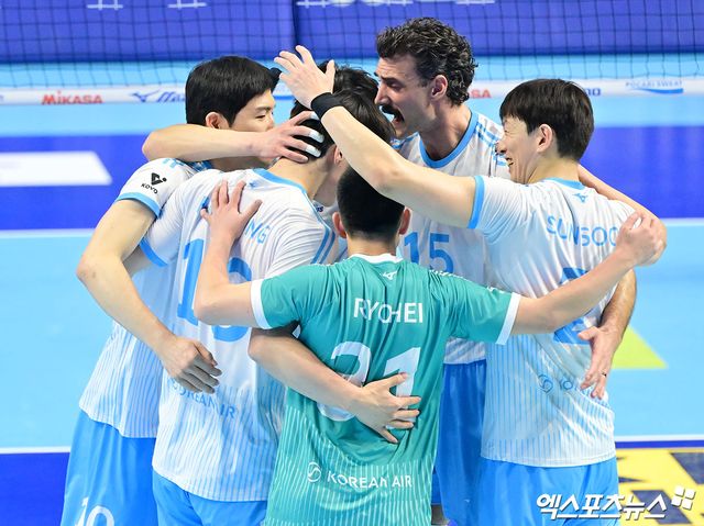 16일 오후 인천 계양체육관에서 열린 '진에어 2025-2026 V-리그' 대한항공과 현대캐피탈의 경기, 대한항공 선수들이 득점 후 기뻐하고 있다. 인천, 김한준 기자