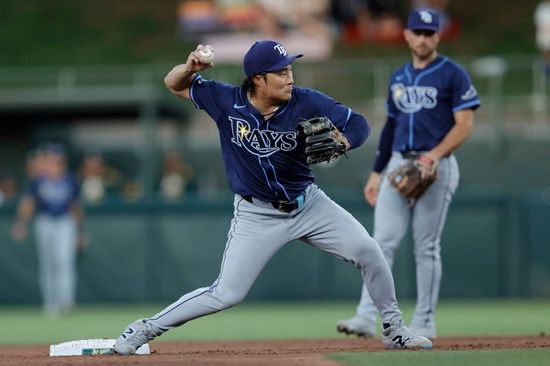 코리안리거 김하성이 원소속팀 애틀랜타 브레이브스와 1년 2000만 달러(약 294억 5000만원) 규모 계약을 체결했다. 2026시즌 종료 후 다시 자유계약(FA) 시장에 나오기 위해 재수를 택한 셈이다. 연합뉴스