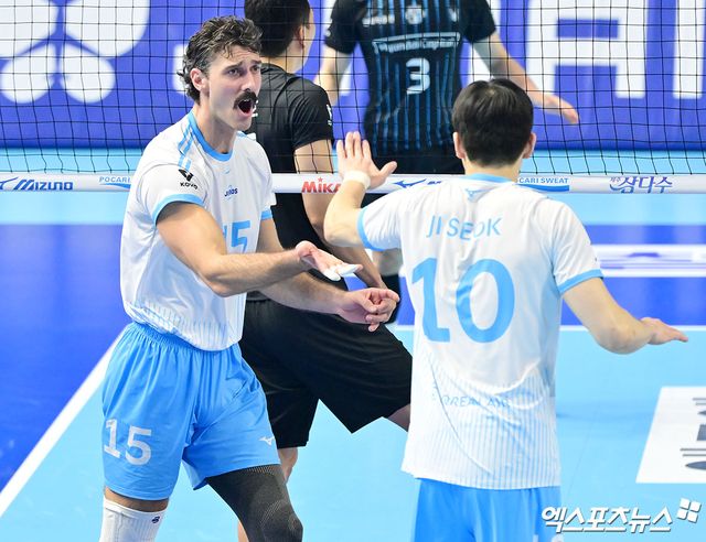 16일 오후 인천 계양체육관에서 열린 '진에어 2025-2026 V-리그' 대한항공과 현대캐피탈의 경기, 대한항공 러셀이 득점 후 기뻐하고 있다. 인천, 김한준 기자