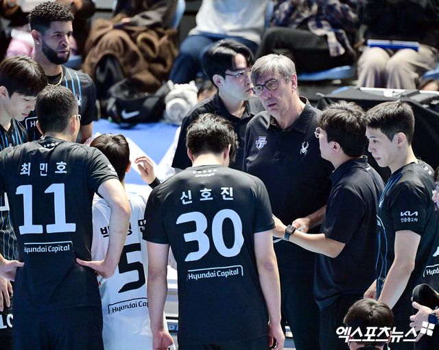 16일 오후 인천 계양체육관에서 열린 '진에어 2025-2026 V-리그' 대한항공과 현대캐피탈의 경기, 현대캐피탈 필립 블랑 감독이 작전타임을 갖고 있다. 인천, 김한준 기자