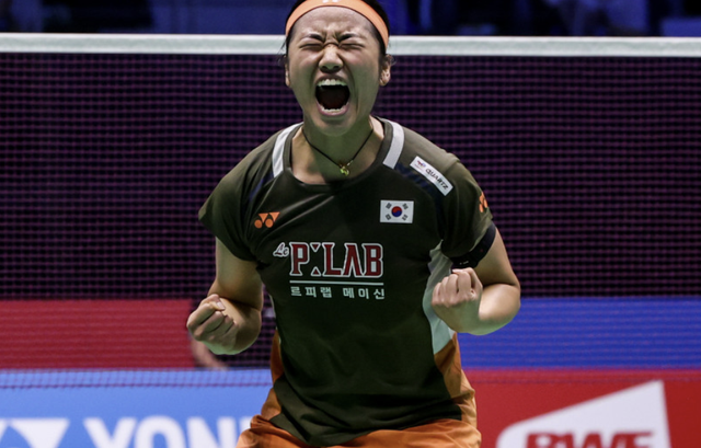 안세영(삼성생명·세계 1위)은 16일(한국시간) 세계배드민턴연맹(BWF)에서 발표한 여자 단식 세계랭킹에서 다시 한번 1위 자리를 지키면서 랭킹 1위 누적 주 수를 124주로 늘렸다. 이로 인해 여자 단식 세계 1위 최장 유지 기록에서 중국의 리쉐루이와 함께 공동 4위에 올랐다. 앞서 안세영은 15일 중국 항저우에서 BWF 갈라 어워즈에서 2025년 올해의 선수상을 수상해 여자 선수로 최초로 3년 연속 수상에 성공하면서 새 역사를 썼고 이후 세계 1위 최장 기간 공동 4위에 오르는 겹경사를 맞이했다. 연합뉴스