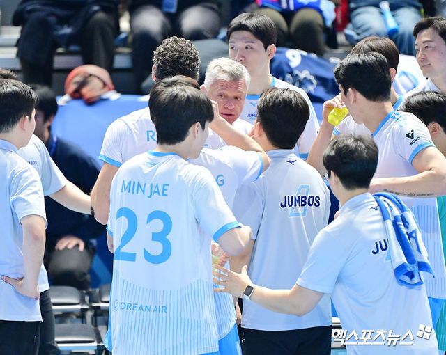 16일 오후 인천 계양체육관에서 열린 '진에어 2025-2026 V-리그' 대한항공과 현대캐피탈의 경기, 대한항공 헤난 감독이 작전타임을 갖고 있다. 인천, 김한준 기자