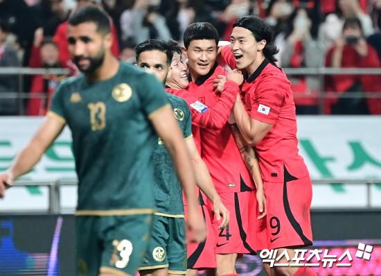 홍명보 감독이 이끄는 대한민국 축구 대표팀이 3월 유럽 원정길에 유럽 한 팀, 그리고 아프리카 한 팀과 만날 전망이다.&nbsp; 다만 일본이 추진 중인 것처럼 유럽 두 팀과의 평가전에는 실패해 아쉬움이 남을 수 있다.&nbsp; 아랍 매체 윈윈스포츠가 지난 15일(한국시간) 튀니지 국가대표팀이 다가오는 2026 국제축구연맹(FIFA) 북중미 월드컵(캐나다-미국-멕시코 공동 개최)을 앞두고 두 개의 큰 팀을 상대할 거라며 한국과 캐나다를 언급해 보도했다.&nbsp;엑스포츠뉴스DB