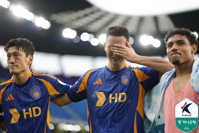 신태용 전 울산HD 감독이 정승현의 뺨을 때린 사건을 두고 스포츠윤리센터가 조사에 착수했다. 16일 MBC 보도에 따르면 대한축구협회(KFA)는 해당 사안과 관련해 스포츠윤리센터에도 진정이 접수돼 절차가 진행 중이라고 밝혔다. 울산 구단도 대한축구협회로부터 받은 공문을 15일 회신했다며 회신을 통해 그간 파악한 사실들과 선수 보호를 위해 취했던 조치들을 성실하게 설명했다고 밝혔다. 한국프로축구연맹 제공