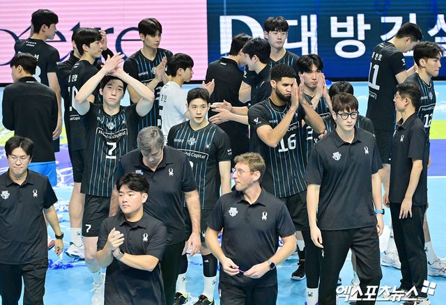 16일 오후 인천 계양체육관에서 열린 '진에어 2025-2026 V-리그' 대한항공과 현대캐피탈의 경기, 대한항공이 현대캐피탈에 세트스코어 3:0(29-27, 27-25, 25-23)으로 승리했다. 경기종료 후 현대캐피탈 선수들이 아쉬워하고 있다. 인천, 김한준 기자