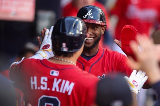 코리안리거 김하성이 원소속팀 애틀랜타 브레이브스와 1년 2000만 달러(약 294억 5000만원) 규모 계약을 체결했다. 2026시즌 종료 후 다시 자유계약(FA) 시장에 나오기 위해 재수를 택한 셈이다. 연합뉴스