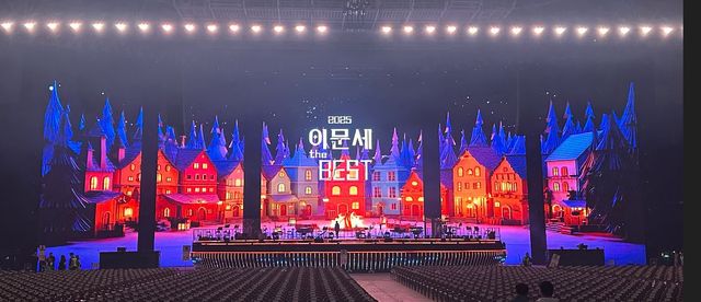 1만 2천 명의 박수와 함성이 어우러진 '2025 이문세 더 베스트'.