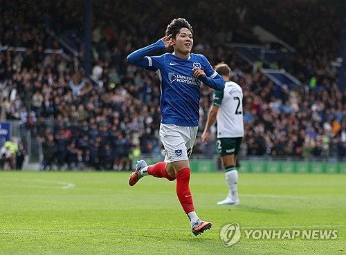 스페인 매체 피차헤스는 지난 14일(한국시간) 스페인 라리가 빅클럽 레알 마드리드가 대한민국 축구 유망주 양민혁(포츠머스) 영입을 준비 중이라고 보도했다. 대한민국 2006년생 윙어 양민혁은 지난해 12월 잉글리시 프리미어리그 구단 토트넘 홋스퍼에 합류했고 2025-2026시즌을 앞두고 잉글랜드 챔피언십(2부) 포츠머스로 임대를 떠났다. 올시즌 모든 대회에서 14경기 2골 1도움을 기록 중인 양민혁이 뛰어난 잠재력으로 레알의 관심을 이끌었다. 연합뉴스