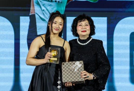 안세영은 지난 15일 중국 항저우에서 열린 2025 BWF 갈라 어워즈에서 올해의 여자 선수로 뽑혔다. 아울러 동료 선수들이 직접 뽑는 플레이어스 플레이어 오브 더 이어(Player’s Player of the Year)까지 수상에 성공하면서 2관왕에 올랐다. 안세영이 수상에 성공하자 중국 매체 넷이즈는 안세영의 비인간적인 안정성과 파워를 주목하면서 안세영이 배드민턴 여자 단식의 새로운 지평을 열고 있다며 극찬을 쏟아냈다. BWF