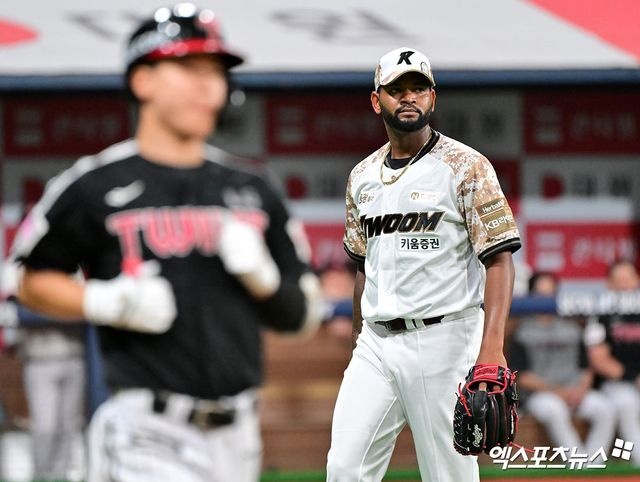 키움 히어로즈가 외국인 투수 라울 알칸타라와 총액 90만 달러(연봉 70만 달러, 옵션 20만 달러)에 재계약했다. 알칸타라는 2025시즌 19경기 121이닝 8승 4패 평균자책점 3.27의 준수한 성적을 올리며 팀의 기대에 부응했다. 엑스포츠뉴스 DB