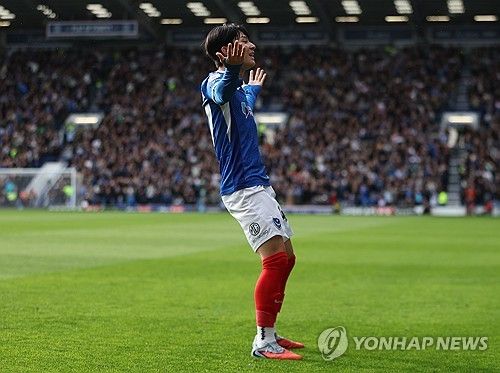 스페인 매체 피차헤스는 지난 14일(한국시간) 스페인 라리가 빅클럽 레알 마드리드가 대한민국 축구 유망주 양민혁(포츠머스) 영입을 준비 중이라고 보도했다. 대한민국 2006년생 윙어 양민혁은 지난해 12월 잉글리시 프리미어리그 구단 토트넘 홋스퍼에 합류했고 2025-2026시즌을 앞두고 잉글랜드 챔피언십(2부) 포츠머스로 임대를 떠났다. 올시즌 모든 대회에서 14경기 2골 1도움을 기록 중인 양민혁이 뛰어난 잠재력으로 레알의 관심을 이끌었다. 연합뉴스